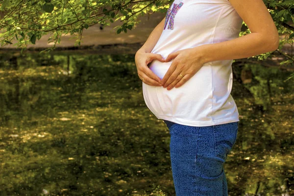 La chica embarazada — Foto de Stock