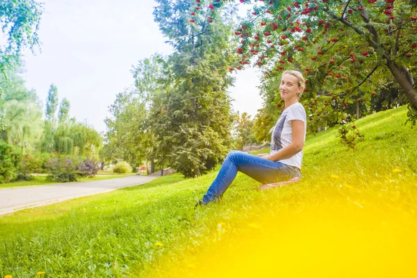 La chica en el parque — Foto de Stock