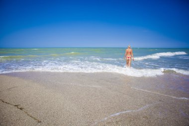 Güzellik bir kırmızı mayo