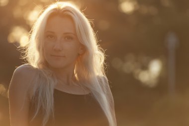 Gün batımında sarışın