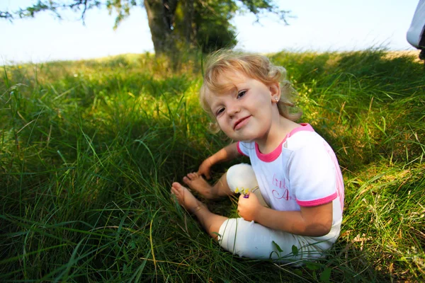 Le bébé dans l'herbe — Photo