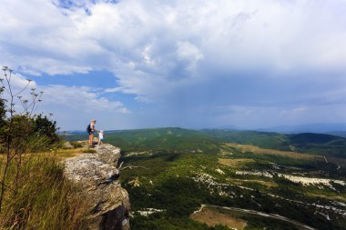 Anne ve kızı kenarındaki