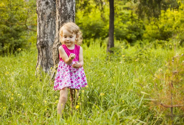 Fille dans le jardin — Photo