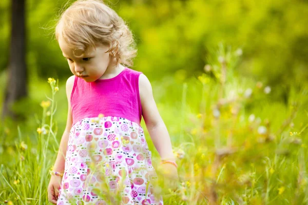 La petite fille marche dans le jardin — Photo