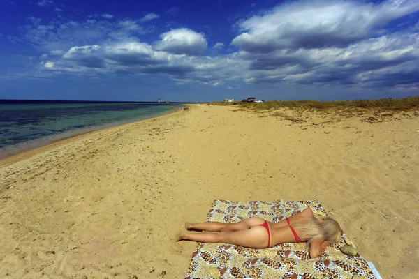 The girl sunbathes on the beach — Stock Photo, Image