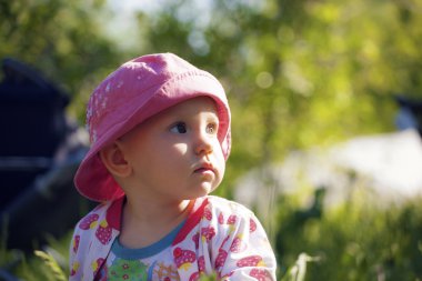 Bir çocuğun yüzünde güneş parlıyor