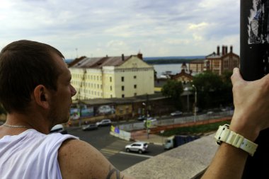 Post ayakta ve şehir manzarası arayan adam