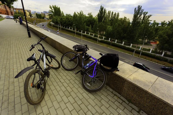 Остановка для отдыха во время езды на велосипеде — стоковое фото