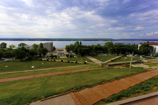 Presentation av Samara - städerna värd world Cup 2018, utsikten från Samarskaya square till vallen och Volga — Stockfoto