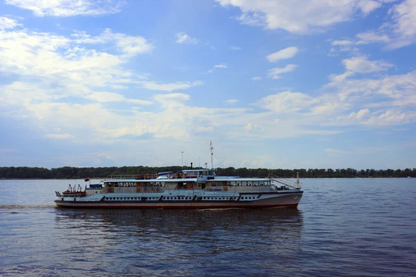 Samara - ana bilgisayar Dünya Kupası 2018, Volga üzerinde yolcu taşıyan gemi şehirler tanıtımı — Stok fotoğraf