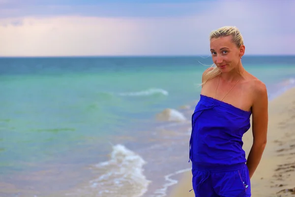 La chica en la playa —  Fotos de Stock