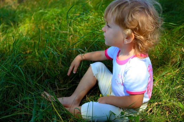 Fille reposant dans le jardin — Photo