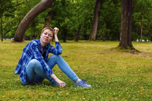 La chica con el pelo corto en el jardín — Foto de Stock