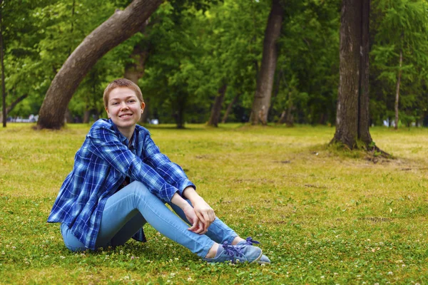 Flicka med kort hår i trädgården — Stockfoto