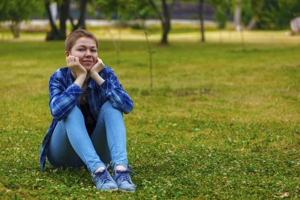 La chica con el pelo corto en el jardín — Foto de Stock