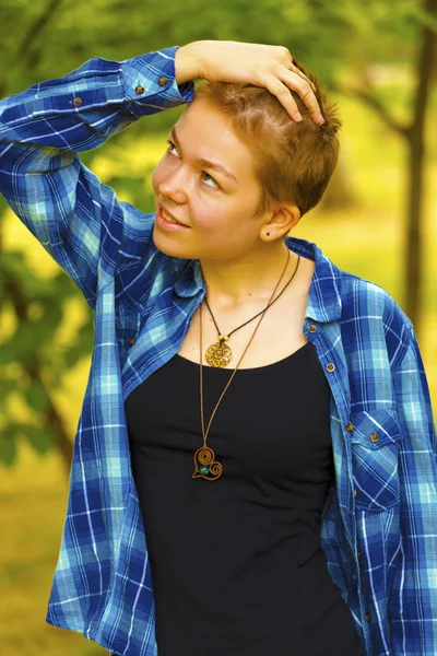 La chica con el pelo corto en la camisa de hombre — Foto de Stock