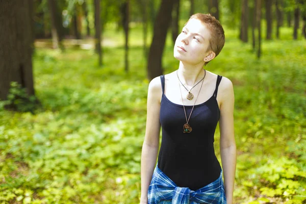 La chica con el pelo corto en el jardín — Foto de Stock