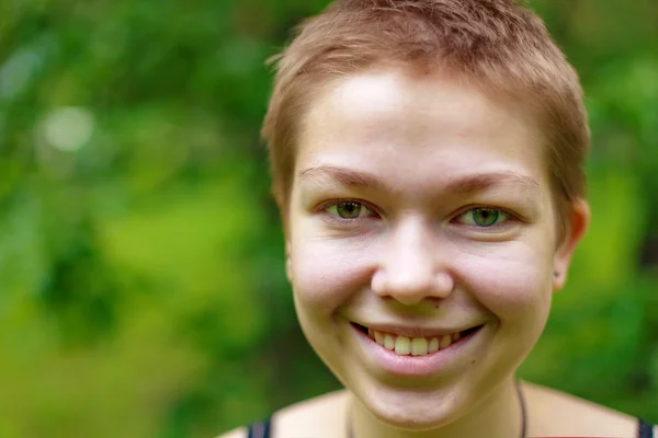 La chica con el pelo corto en el jardín — Foto de Stock