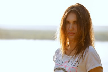 Siyah saçlı ve büyük dudaklar kızla