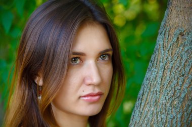 Siyah saçlı ve büyük dudaklar kızla