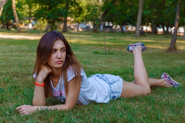 A menina com cabelo escuro e lábios grandes — Fotografia de Stock