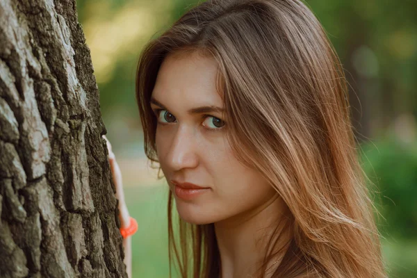 La chica de pelo oscuro y labios grandes — Foto de Stock