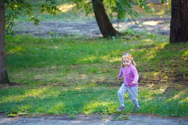 L'enfant court à travers le parc — Photo