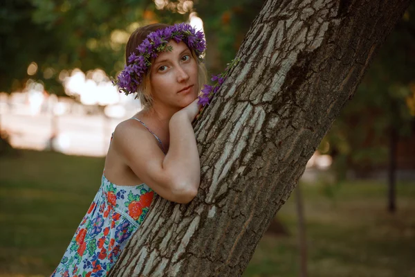 Une fille enceinte se promène dans le parc — Photo