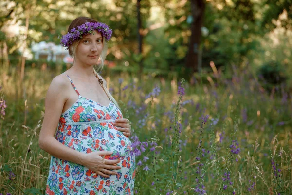 Chica embarazada camina en el parque — Foto de Stock
