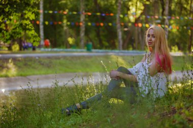 Asya görünüm kadınla parkta dinleniyor