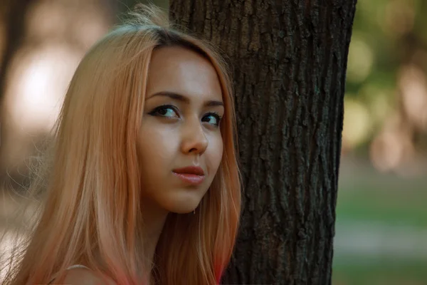 Woman with Asian appearance is resting in the Park — Stock Photo, Image