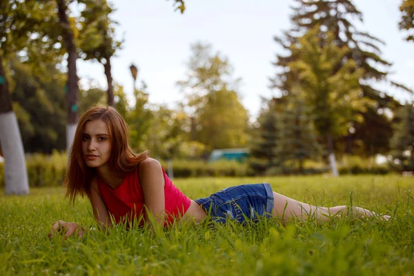 Fille couchée dans l'herbe sur mon ventre — Photo