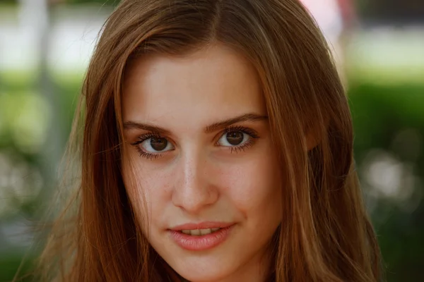 Retrato de una chica con ojos grandes y hermosos — Foto de Stock
