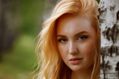 Kızıl saçlı bir kız portresi