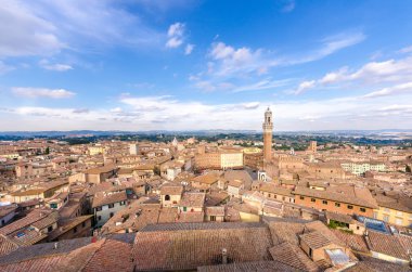 Siena havadan günbatımı panoramik görünümü. Katedral Duomo dönüm noktası. Tu