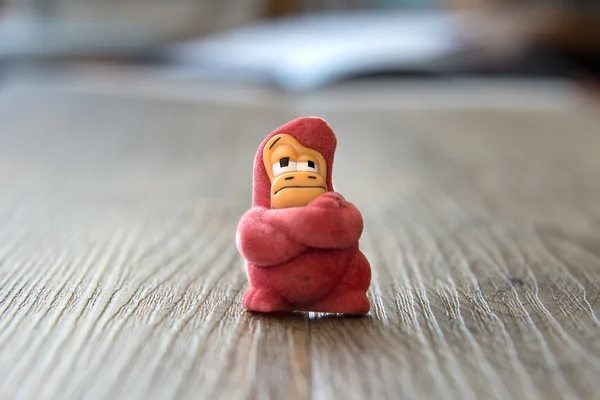 怒っている赤いゴリラ人形 — ストック写真