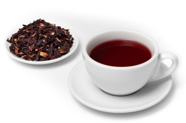 Beyaz çay fincanı çay, çay tabağında kurumuş amber çiçeği yığını, beyaz arka planda izole edilmiş..