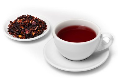 Tabakta kurumuş amber, gül suyu ve çilek karışımı ile beyaz arka planda izole edilmiş çay tabağında taze demlenmiş meyve çayı...