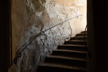 Tarihi Avrupa binasının içinde yıpranmış duvarları ve metal tırabzanları olan eski barok taş merdiven çürüme ve boya izleri gösteriyor..