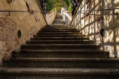 Prag Kalesi bahçesindeki Plecniks Bulls Merdiveni 'nin taş basamakları, Çek Cumhuriyeti, tarihi surlar ve kemer yollarıyla, bir yaz öğleden sonra