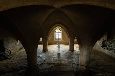 Corpus Christi Şapeli 'nin içinde 14. yüzyıldan kalma bir ortaçağ mezarlığı kilisesi olan Kutna Hora, Çek Cumhuriyeti' nde tırtıklı tuğla ve taş sütunlar var.