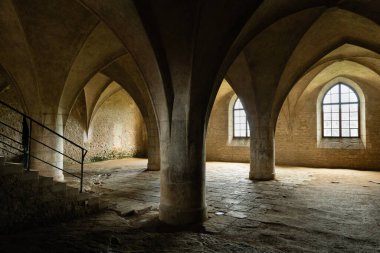 Corpus Christi Şapeli 'nin içinde 14. yüzyıldan kalma bir ortaçağ mezarlığı kilisesi olan Kutna Hora, Çek Cumhuriyeti' nde tırtıklı tuğla ve taş sütunlar var.