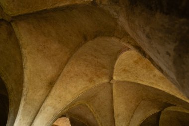 Corpus Christi Şapeli, Kutna Hora, Çek Cumhuriyeti 'nde taş sütunlar ve mimari ayrıntılarla dolu Gotik haç kubbesinin iç görünümü
