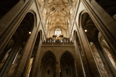 St. Barbara 'nın iç katedralinde Gotik atlama tavanı ve Barok boru organı Kutna Hora yer alıyor.