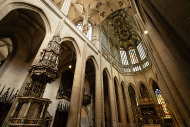 St. Barbaras Katedrali 'nin yan manzarası Gotik kemerlerle süslenmiş Barok sunağı ve Kutna Hora' daki Chancel
