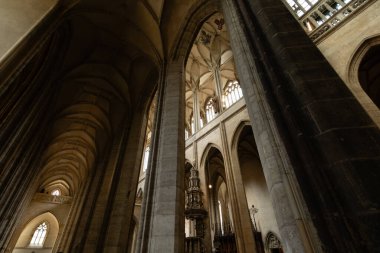 Saint Barbaras Katedrali 'ndeki geç dönem Gotik mimarisi, Kutna Hora' daki UNESCO Dünya Mirası Bölgesi 'nin karmaşık mezar taşlarını ve uzun sütunları gösteriyor.