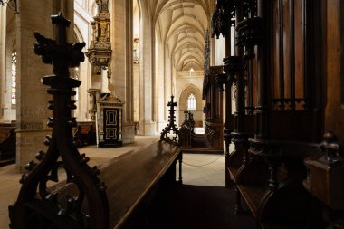 Kutna Hora 'daki St. Barbaras Katedrali' nde süslü süslemelerle karışık oyulmuş Gotik ahşap koro tezgahlarının ayrıntılı görüntüsü.