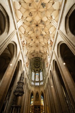 St. Barbaras Katedrali 'nin görkemli iç mekanında, UNESCO miras sitesi Kutna Hora' nın karmaşık Gotik atlama ve yüksek sütunları sergileniyor.