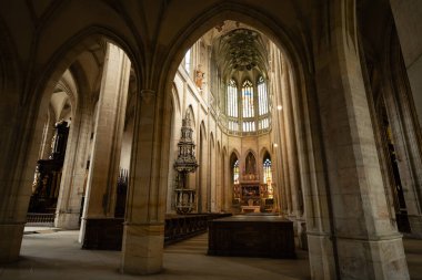 St. Barbaras Katedrali 'nin yan manzarası Gotik kemerlerle süslenmiş Barok sunağı ve Kutna Hora' daki Chancel