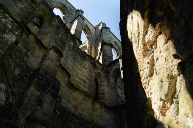 Oybin Kalesi 'nin Gotik kemerleri ve taş duvarları Zittau Dağları, Saksonya, Almanya' daki kumtaşı uçurumundan çarpıcı bir şekilde yükseliyor.